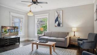 Blue & Gold Retreat sleeps 14 Minutes from ND - 5