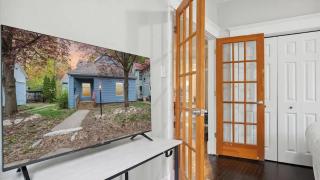 Blue & Gold Retreat sleeps 14 Minutes from ND - 2