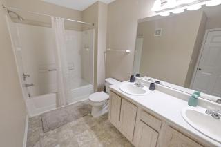 Modern Comfort w Balcony, Kitchen & WiFi - 4