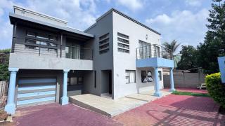 3 Bed - Modern Retreat with Stay-in helper - 0