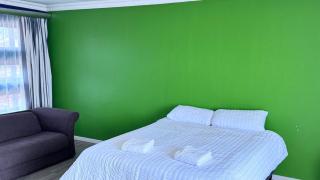 3 Bed - Modern Retreat with Stay-in helper - 4