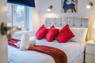 Stylish Home, Sleeps 7, Pool Table, Free Parking, Free Wi-Fi, Full Kitchen, Perfect for Groups - 8