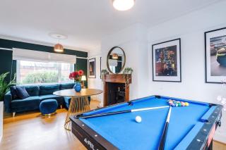 Stylish Home, Sleeps 7, Pool Table, Free Parking, Free Wi-Fi, Full Kitchen, Perfect for Groups - 7