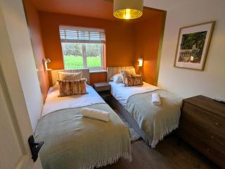 CHERRYTREES Spacious 5-Bed House in Corby, Parking, Ideal for Families, Groups & Work Stays - 6