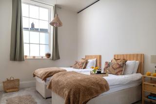 Charming 2 Bedroom Apartment in a Converted Chapel - Free Parking, Smart TV, Fast WiFi and Self-Check-In by Yoko Property - 4