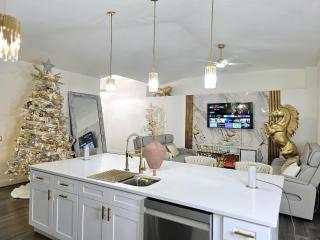 Top-of-the-line decoration! Next to Tampa outlets, - 9