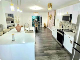 Top-of-the-line decoration! Next to Tampa outlets, - 8