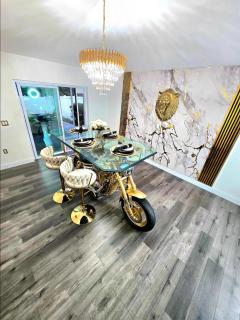 Top-of-the-line decoration! Next to Tampa outlets, - 6