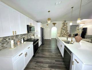 Top-of-the-line decoration! Next to Tampa outlets, - 4