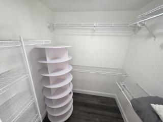 Top-of-the-line decoration! Next to Tampa outlets, - 1