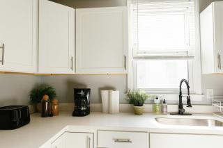 "The Homestead" UPSCALE STAY - Downtown with Yard - 9