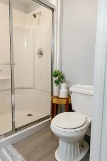 "The Homestead" UPSCALE STAY - Downtown with Yard - 8