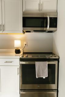 "The Homestead" UPSCALE STAY - Downtown with Yard - 6