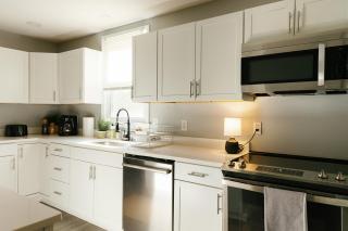 "The Homestead" UPSCALE STAY - Downtown with Yard - 5