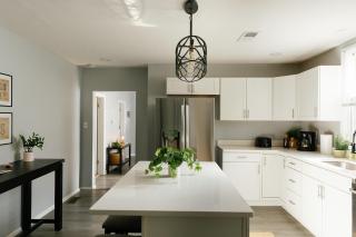 "The Homestead" UPSCALE STAY - Downtown with Yard - 3