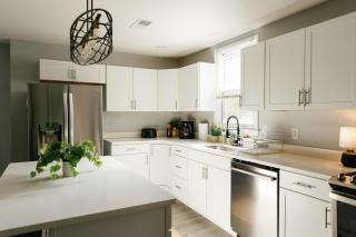 "The Homestead" UPSCALE STAY - Downtown with Yard - 1