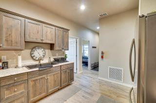 Large Patio and Grill! Group Stay in Midland - 6