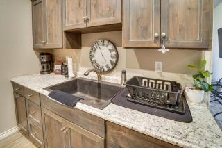 Large Patio and Grill! Group Stay in Midland - 4