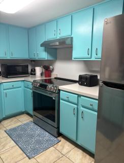 Gorgeous condo, 2 bedrooms, 2 baths, with pool, minutes to Clearwater Beach - 2