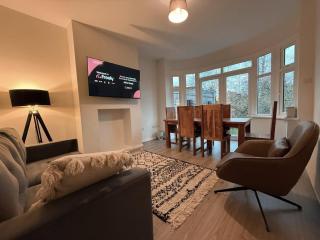 Modern 5 Bed Home, TV in each room, Free BT WiFi & Parking - 62 BW - 9