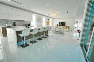Solara Haven by RoveTravel Poolside Home with Balcony - 7