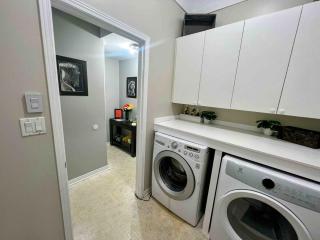 Private spacious oversized suite with free parking - 4