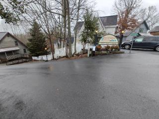 2MBR/2.5BA, easy access, hot tub, firepit, arcade. jacuzzi - 8