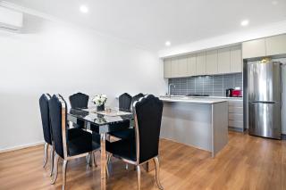 Spacious Tarneit Home with Private Garden - 9