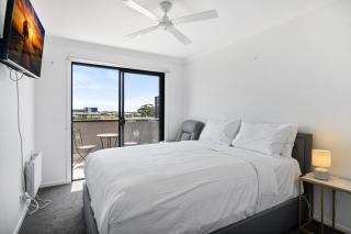 Spacious Tarneit Home with Private Garden - 5