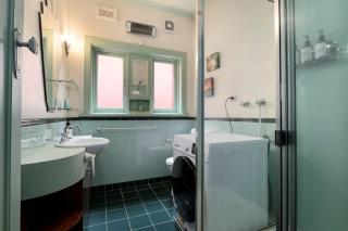 Front-Row St Kilda Art Deco Apt with Beach Views - 4