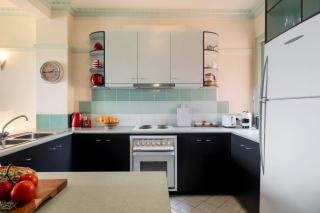Front-Row St Kilda Art Deco Apt with Beach Views - 2