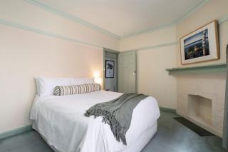 Front-Row St Kilda Art Deco Apt with Beach Views - 5