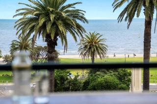 Front-Row St Kilda Art Deco Apt with Beach Views - 7