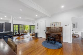 Spacious 3-Bed Stay with Balcony and BBQ - 6