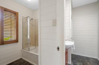 Spacious 3-Bed Stay with Balcony and BBQ - 3