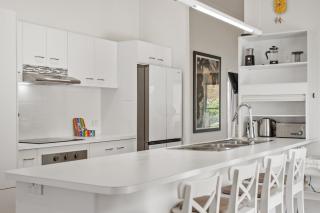 Bright 3-Bed Home in Leafy Annerley - 1