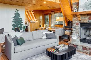 Lakefront Innsbrook Chalet Hot Tub and Fire Pit! - 8