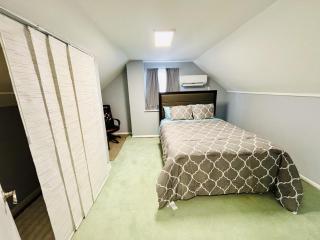 The Charming Cozy 4-Bedroom Getaway in Glen Burnie - 2