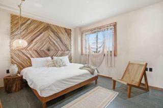 Penthouse with Rooftop Plunge Pool - Distant Ocean - 9