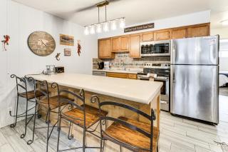 Steps to Skiing! Mtn-View Haven in Dtwn Red River - 1