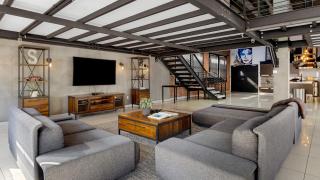 Skyline Lofts by AvantStay: a multi-level industrial-chic retreat in DTLA with rooftop views soaring ceilings steps to dining music culture - 3