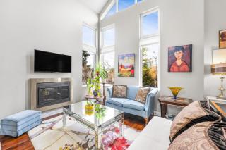 Beautiful 3BR Old Town Home Steps to Queen St - 1