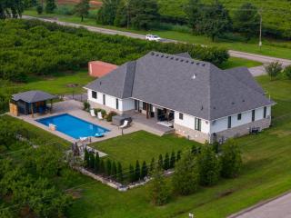 Farmhouse with Pool Hot Tub and Vineyards - 9