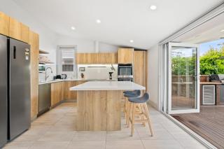 Light-Filled House Close to Cafes and Parks - 6