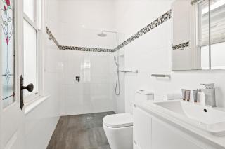 Light-Filled House Close to Cafes and Parks - 2