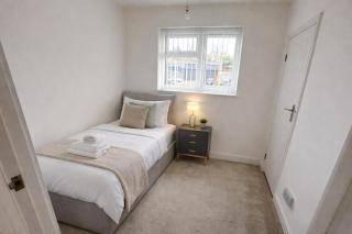 Large group stays in Bedford Contractors Welcome - 9