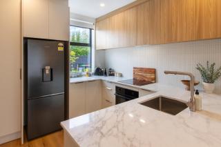 Modern Townhouse with Secure Parking, St Albans - 8