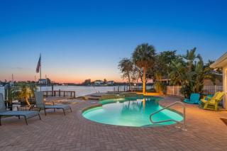 Luxury Waterfront Oasis - 9