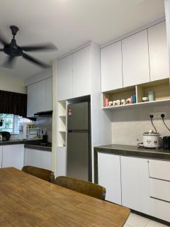 Impian Homestay BSI 4 Bedrooms Fully Aircond Netflix Wifi - 6