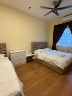 Impian Homestay BSI 4 Bedrooms Fully Aircond Netflix Wifi - 1